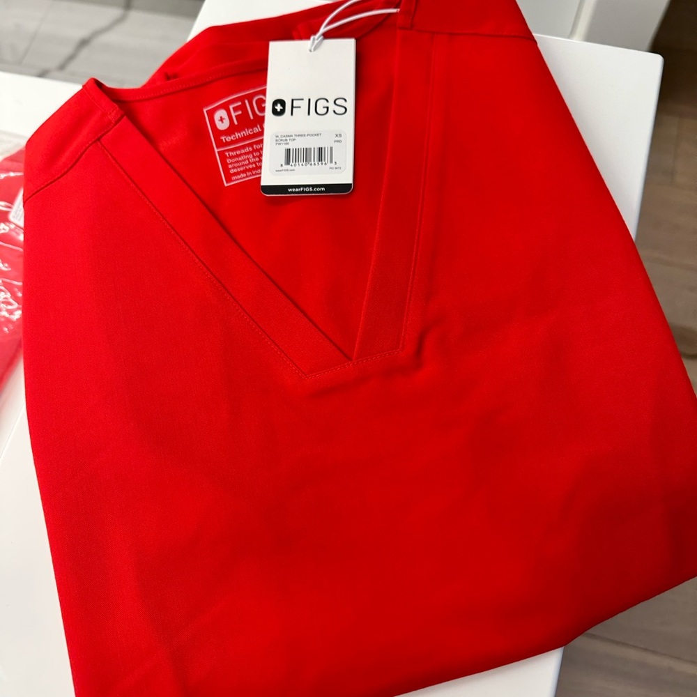 Figs women's Pop Red Casma - Three-Pocket Scrub Top - XS / Pop Red